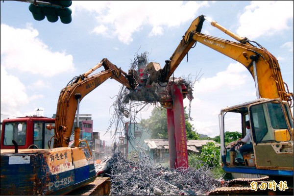 水牛厝牌樓屬違章建築，又占用私有地，落得被拆除命運。（記者蔡宗勳攝）