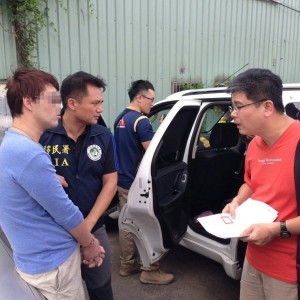 綽號文哥的邱文聰 （左）在停車場遭逮捕，車輛藏有毒品及槍械。（記者劉慶侯翻攝）