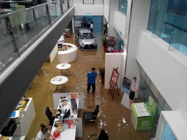 新北市汐止区的修车厂内部淹大水。（民众提供）