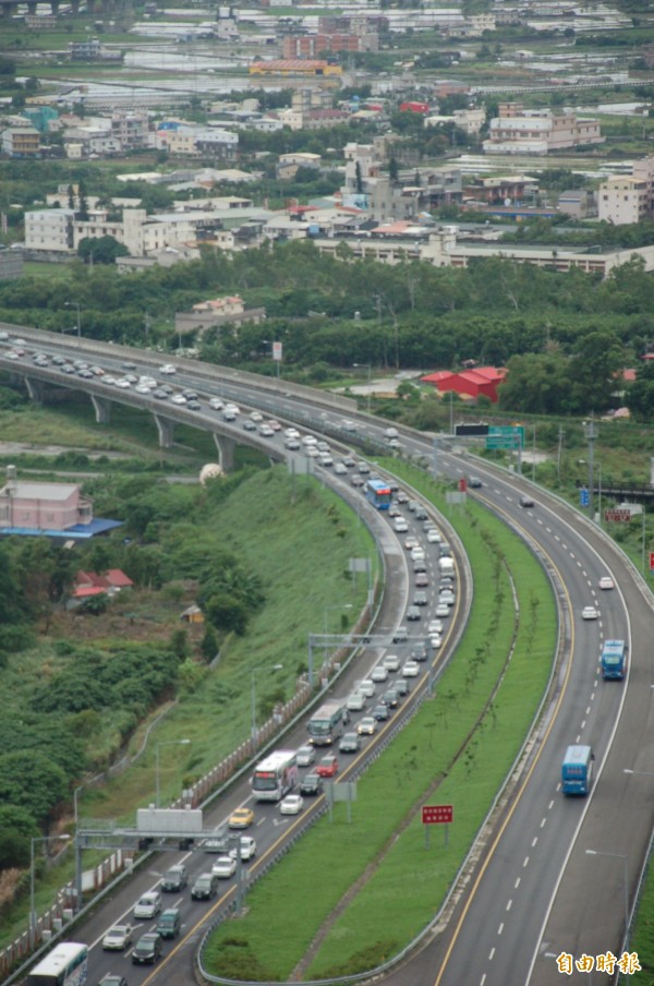 雪隧通車至今10年，宜蘭縣議會議長陳文昌認為當地的交通、環境與治安都受到影響，昨日提出對外來車輛酌收50元「入城稅」的概念。圖為國五與雪隧的塞車問題。（資料照，記者游明金攝）