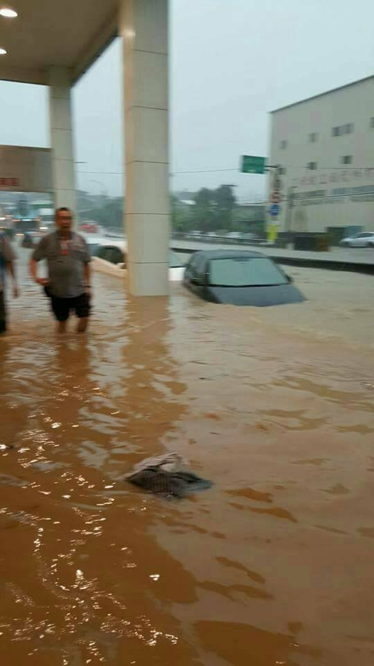 汐止积水严重，水深及膝。（读者提供）