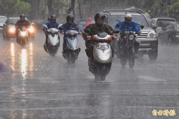 旺盛的午后热对流造成暴雨，估计雨势将持续至晚间6、7点，提醒下班、下课的民众，注意安全。（记者刘信德摄）