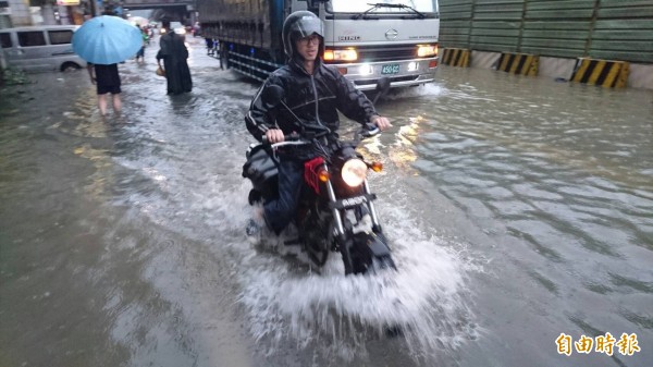 氣象局發布豪雨特報，今晚到明晨台北、新北、基隆、桃園及宜蘭有局部大雨或豪雨發生的機率。（記者俞肇福攝）