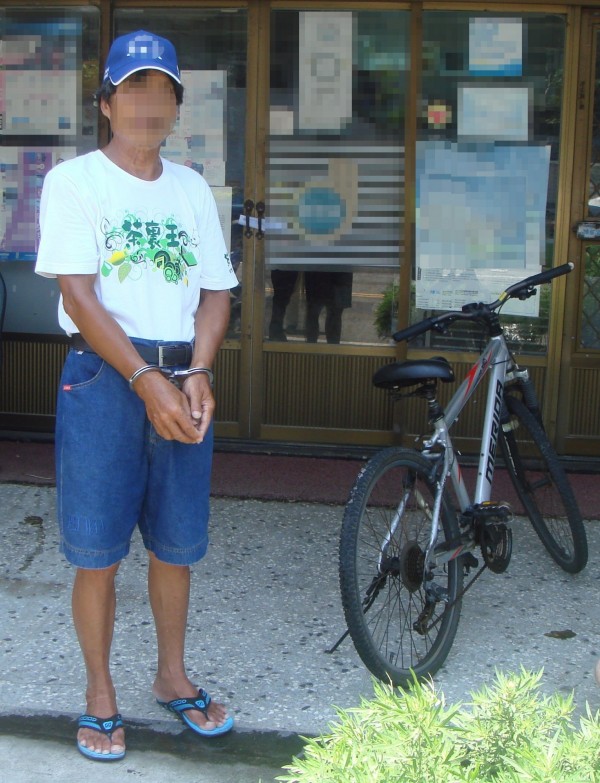林姓男子接连在后龙镇窃取同一名被害人的脚踏车代步，让警方纳闷不已，林男供称是「妈祖和天公伯」的旨意。（记者彭健礼翻摄）