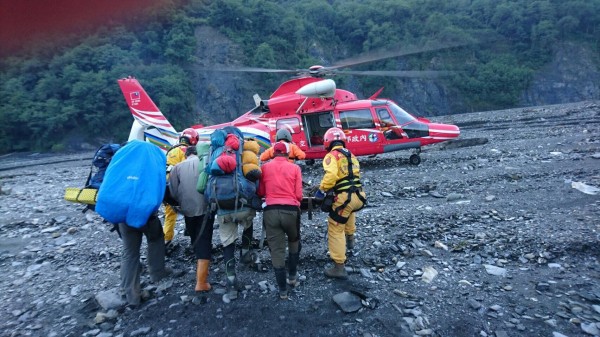 空勤直升機今天清晨降落南投縣仁愛鄉萬大南溪溪床，救出無法行走的賴姓男子。（圖：南投縣政府消防局提供）