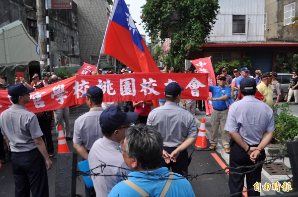 陸軍官校校友會成員們在台灣民政府新竹州大溪郡辦公室外抗議。（記者周敏鴻攝）