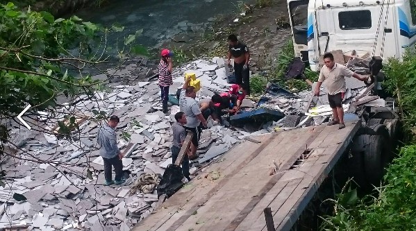 台9線草埔路段上午發生一起拖板車墜谷意外。（記者蔡宗憲翻攝）