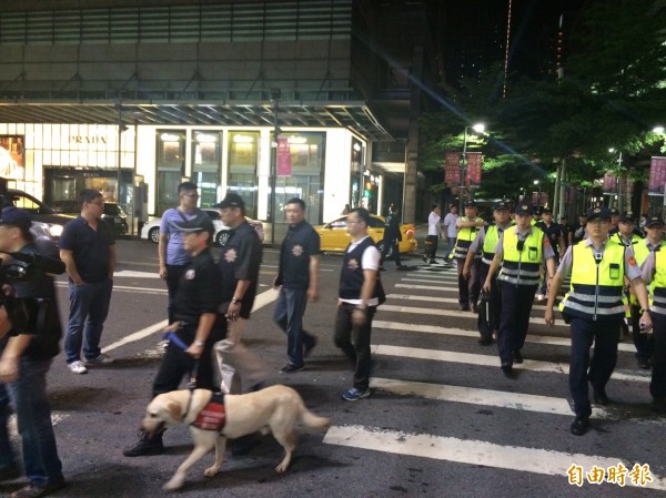 北市信義區夜店凌晨大掃毒，大批警力、緝毒犬威力掃蕩。（記者邱俊福攝）