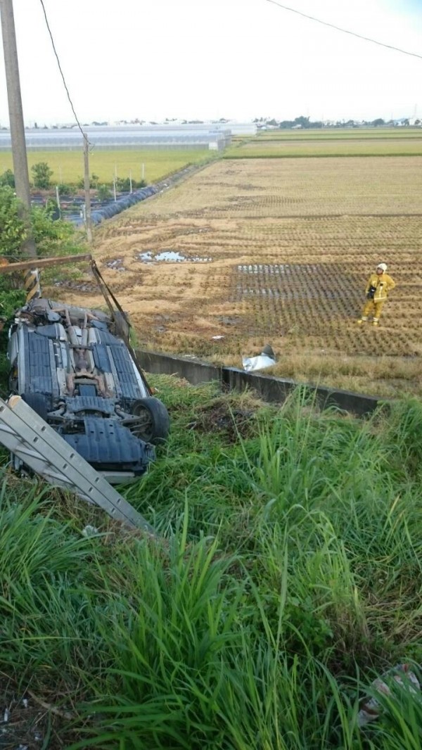 中山高速公路南下254公里處發生車禍，由周姓男子所駕駛的自小客車衝出護欄，翻落邊坡，周男摔落國道路肩，當場死亡。（記者余雪蘭翻攝）