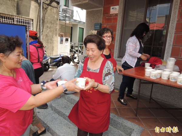 台南祀典大天后宮鎮南媽開光一０一週年紀念，平安湯圓免費吃通海！（記者王俊忠攝）