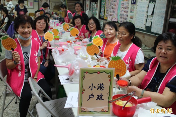 大樹區盛產鳳梨，區內社區媽媽免費教私房菜「鳳梨蔭醬」。（記者黃旭磊攝）