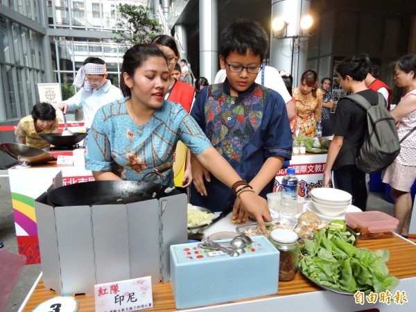 新北市教育局今天在板橋大遠百舉辦「新住民親子Cooking趣」活動，新住民媽媽用母語口頭指導小朋友做菜技巧，孩子親手烹煮母親的家鄉味。（記者賴筱桐攝）