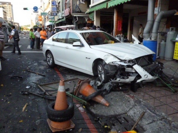 陳少無照偷開父親的BMW車衝撞國泰市場的鳳梨伯攤位。（記者黃良傑翻攝）