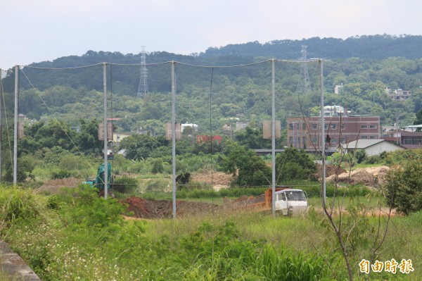 新竹縣關西鎮棒壘球場因為位於鳳山溪南和段河道中間高灘地上，配合堤防新建工程，將被挖除，不會復舊。（記者黃美珠攝）