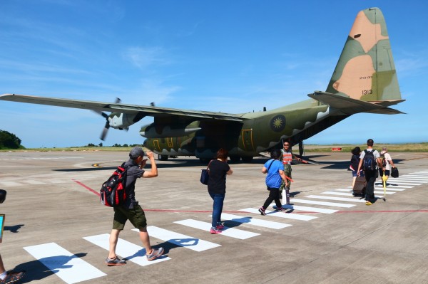 因台北天候不佳，協助紓運馬祖旅客返台的空軍C130運輸機下午改降落新竹。（國防部提供）。