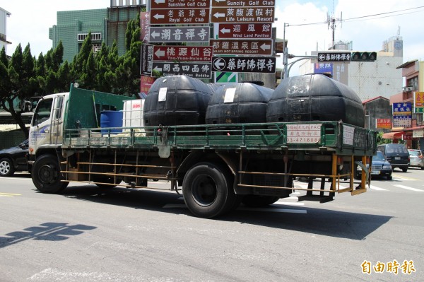 現在20公噸以上的大貨車要進入關西市區必須申請臨時通行證，否則全面禁止進入，遭到鄉親陳情求「解」。（記者黃美珠攝）