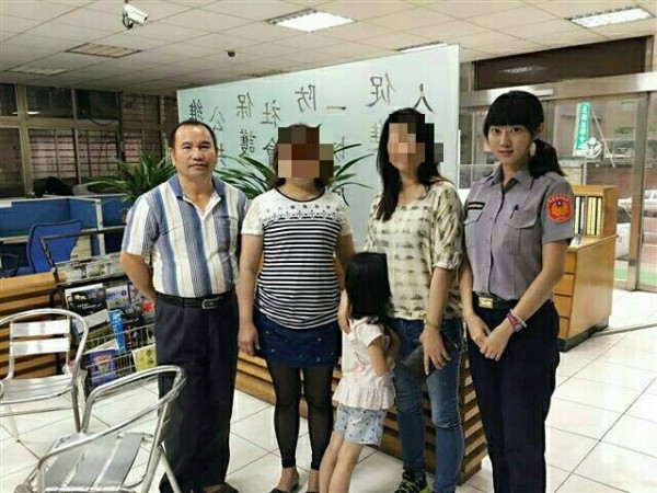 張女找回失物後，感謝女警的幫忙。（記者吳昇儒翻攝）