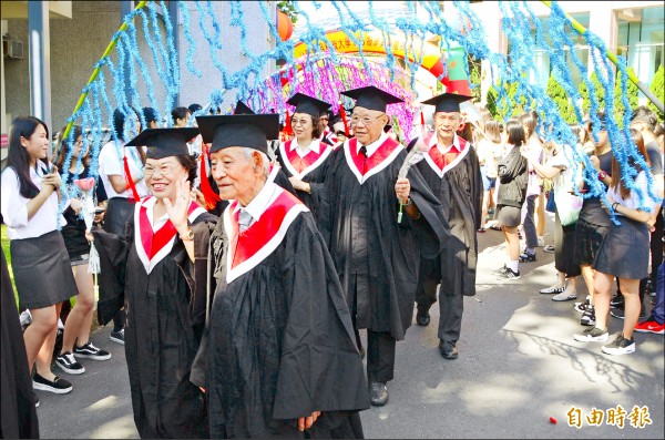 台南應用科大舉行畢業典禮，樂齡大學的長輩們也一起畢業，校園巡禮接受歡呼。（記者吳俊鋒攝）