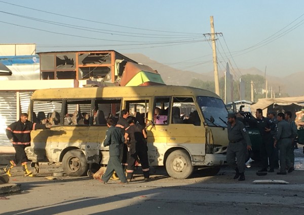 阿富汗首都喀布爾（Kabul）今早傳出一起爆炸，一輛疑似載政府官員上下班的小巴士遭到炸彈攻擊，傷亡相當慘重。（路透）