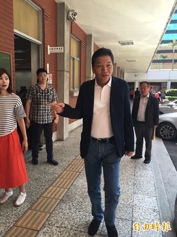 對於海基會董事長人選，立法院親民黨團總召李鴻鈞上午受訪表示，「若無交集、是平行線，誰來做都一樣」。（記者邱燕玲攝）