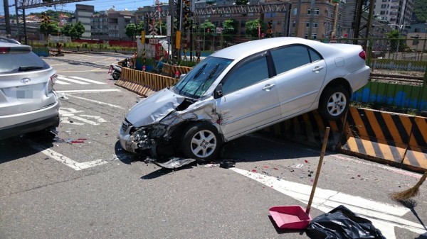 男子開車因太陽刺眼影響，造成4輛車連環車禍，所幸僅1人輕傷。（記者黃良傑翻攝）