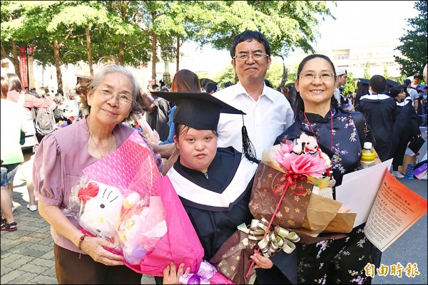 唐氏症女孩陳舒妏（左二）在家人愛的陪伴下，完成大學學業，成為國內極少數唐氏症大學畢業生。（記者蘇福男攝）