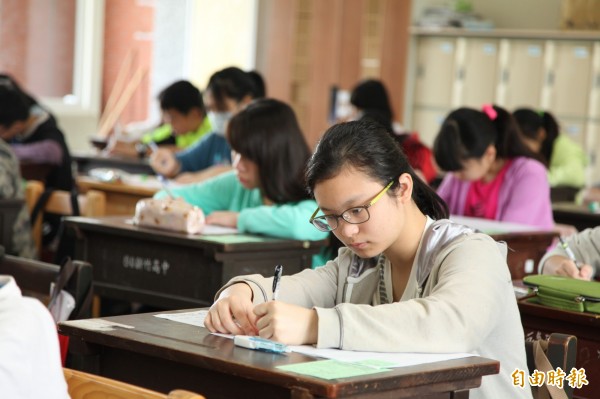 今年大學指考報考人數創新低，新生來源比去年少約2萬人。（資料照，記者洪美秀攝）