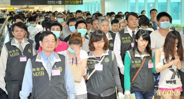 外交部表示，柬埔寨原定21日遣送17名涉電信詐騙的台灣人至中國，現已取消行動。圖為2012年於大馬尼拉地區被捕的台籍電信詐騙嫌犯。（資料照，記者姚介修攝）