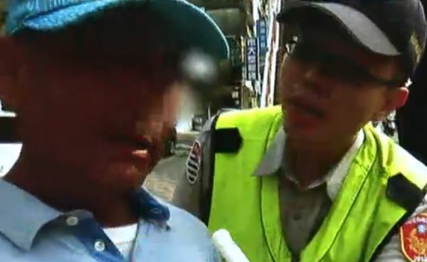 王姓男子不但不愿配合酒测，还企图用200贿赂警方。（图撷自YouTube）