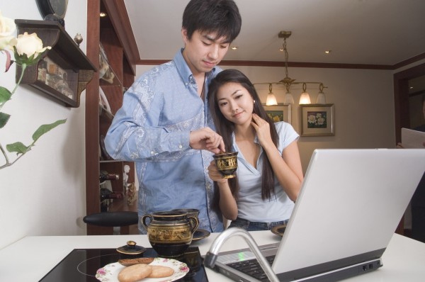 懷疑女友出軌，惡男到其住處對質，撂下狠話逼打「分手炮」。圖中人物非新聞人物。（情境照）