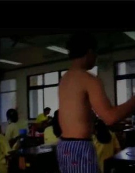 宜兰某高中男学生在教室脱到只剩内裤。（记者朱则玮翻摄）