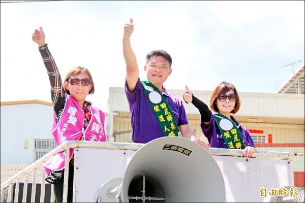 陳孟杰（中）登記參與田尾鄉長補選後，展開掃街拜票。（記者陳冠備攝）