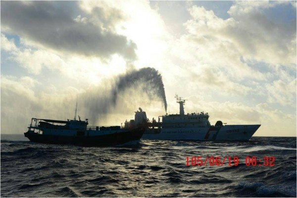 海洋巡防總局對滯留東沙海域外籍漁船執行水柱驅離。（圖：海洋巡防總局提供）