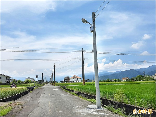 員山鄉有八千多支路燈為納氣燈。（記者簡惠茹攝）