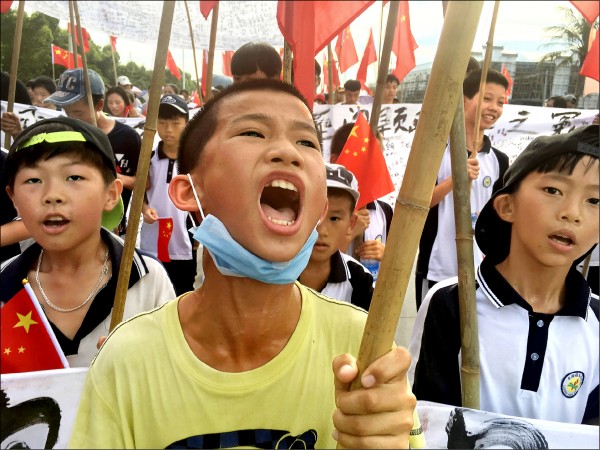 包括學童在內的烏坎村民二十一日遊行抗議，要求釋放林祖戀。
（路透）