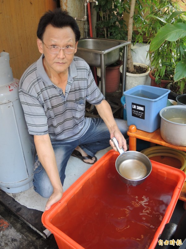 永和商家抱怨自來水裡都是黃砂，無法使用。（記者翁聿煌攝）