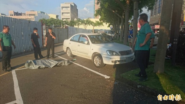 盧姓男子被發現死在苗栗市民族路公有停車場內的自小客車上，警方到場採證，沒有發現明顯外傷，不過盧男鼻孔有不明白色粉末殘留，死因將待明天檢察官相驗。（記者彭健禮攝）