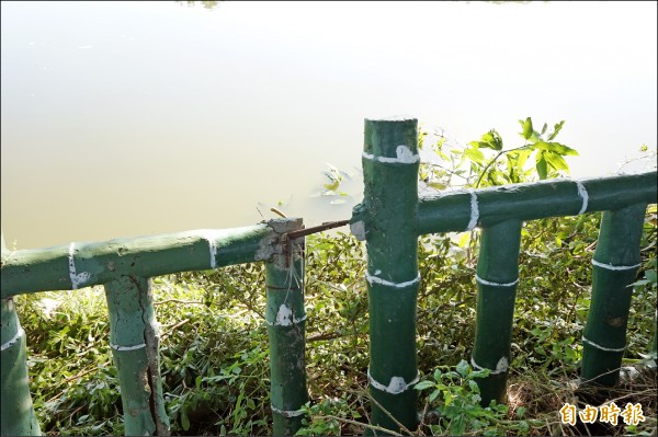 公園多處欄杆斷裂，導致鋼筋裸露。（記者曾迺強攝）