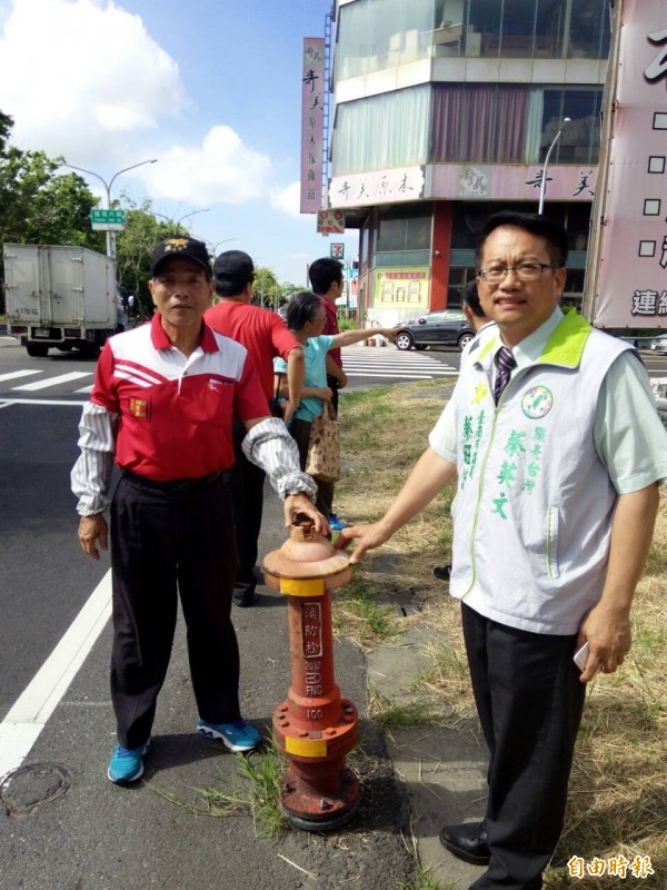 南市東區裕義路與裕信六街口消防栓常被機車擦撞，地方會勘決先設反光警示牌。（記者王俊忠攝）