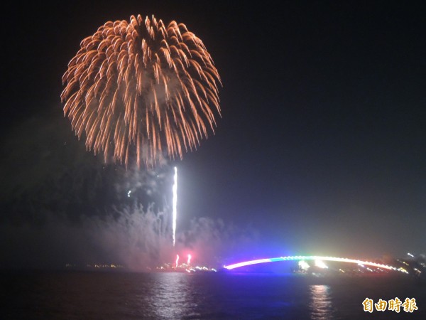 海上看花火成為澎湖必遊旅程，也意外帶動遊艇業蓬勃發展。（記者劉禹慶攝）