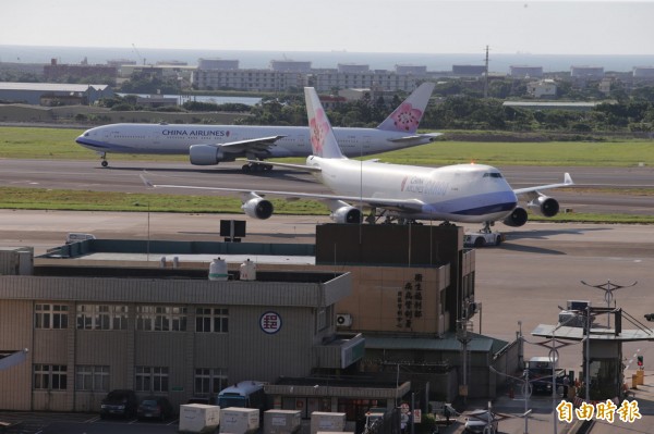 華航空服員24日罷工，觀光局表示，旅客在國外旅行社應安排轉搭其他航班返台。（資料照，記者姚介修攝）