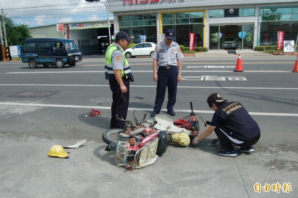 北港上午發生一起車禍，李姓老翁頭部重創過世，機車與工程帽遺留現場。（記者陳燦坤攝）