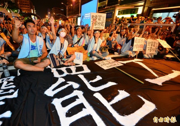 桃園市空服員工會將於24日0時起發動罷工，空服員們目前群聚於台北市南京東路街頭，準備要長期抗戰。（記者王藝菘攝）