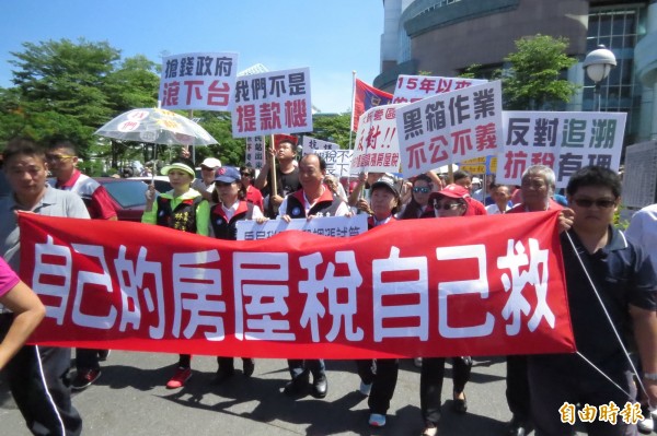 數百名民眾及國民黨議員，手持抗議標語，從台南市議會出發遊行至市府抗議。（記者蔡文居攝）