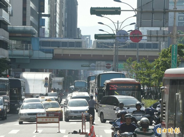 華航空服員罷工持續，警方上午以調撥車道的方式疏導車流。（記者廖振輝攝）