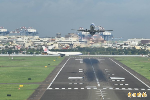 華航高雄機場作業，除早上六點半飛往桃園取消外，其他全部正常。（記者張忠義攝）