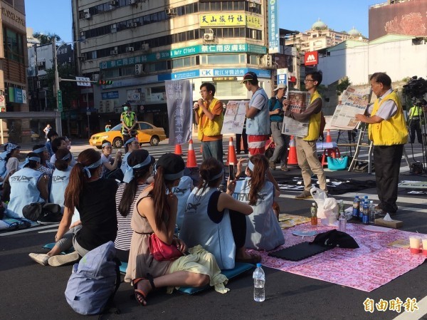 華航空服員罷工如火如荼，從今天凌晨零時罷工開始到早上6點班機停飛，中間6個小時間的班機面臨缺乏空服員窘境，資深主管只好自己「撩落去」。（記者楊綿傑攝）