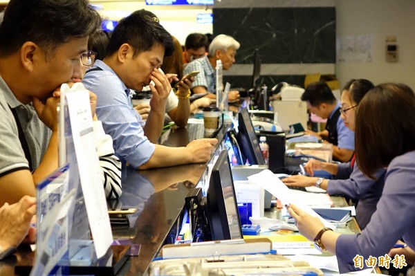 華航空服員罷工導致今早6時到晚上10時的松山、桃園機場67航班全面取消，許多遊客受到影響。（記者朱沛雄攝）