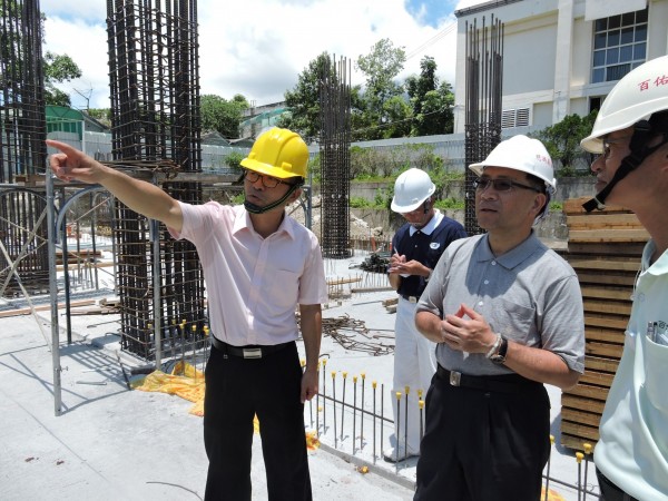 關山國中校長吳宏龍（左） 慈濟教育志業執行長蔡炳坤（右）勘查校舍工地。（記者黃明堂翻攝）