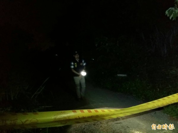 林女一开始与林男同车，直到25日下午4点在桃园市竹围渔港被赶下车，之后林女报警，漏夜到桃园市第三公墓寻尸，才找到女童大体与弃尸的休旅车。图为警方拉起大范围封锁线，避免现场遭到破坏。（记者郑淑婷摄）